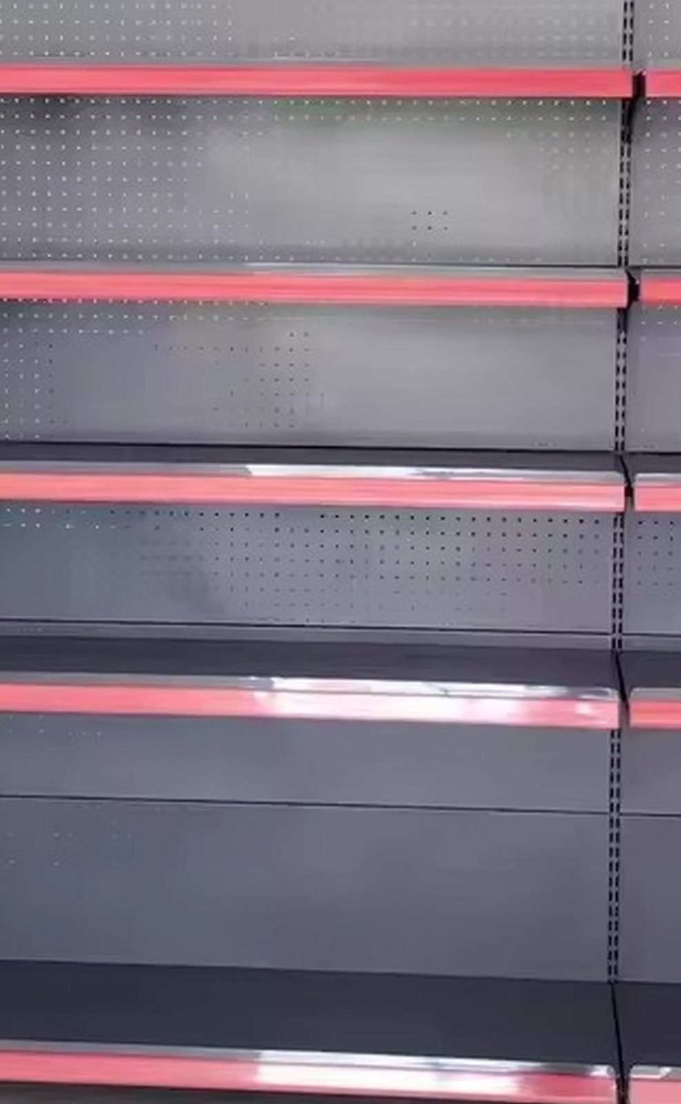 Butikshyllor med röda prisskenor